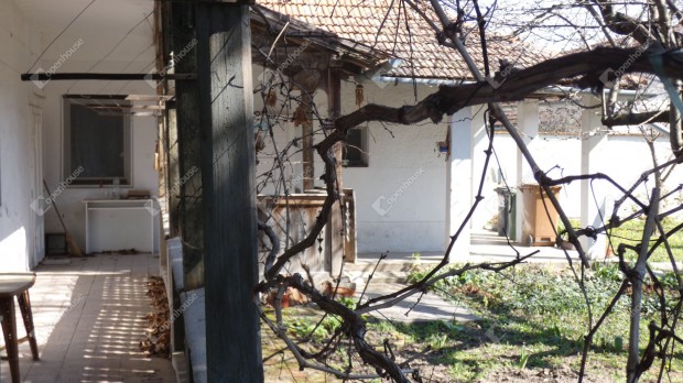 Békésen a belvároshoz közel, közkedvelt részen Családi ház eladó!