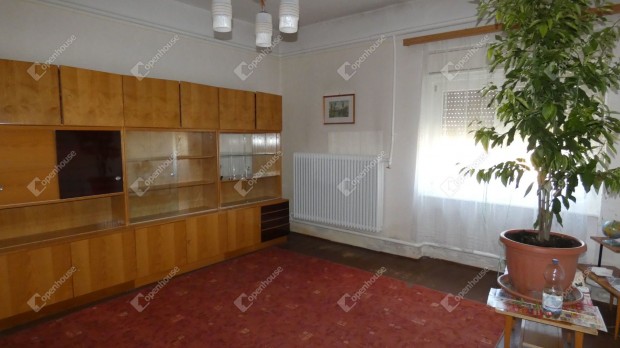 Békésen a belvároshoz közel, közkedvelt részen Családi ház eladó!