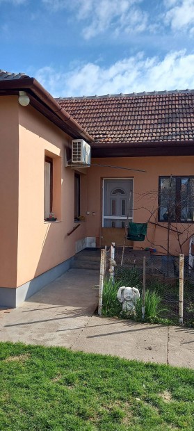 Bksen feljtott csaldi hz
