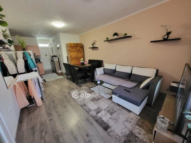 B�k�si elad� 59 nm-es lak�s