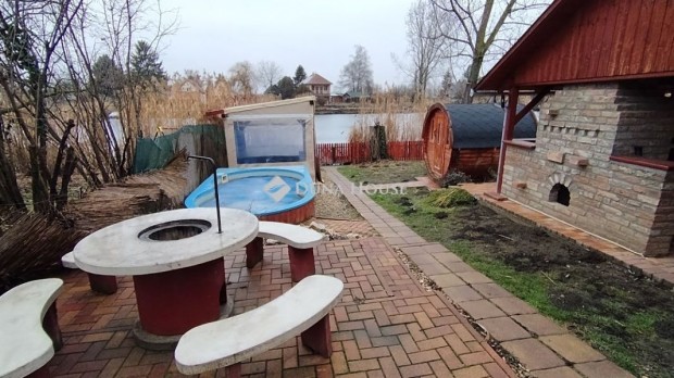 B�k�sszentandr�si elad� 127 nm-es h�z