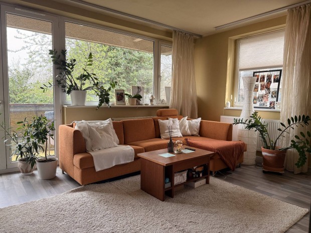 B�la kir�ly �ton fel�j�tott, k�tszob�s, erk�lyes lak�s kiad� m�just�l!