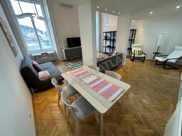 Belgr�d rakparton �ll�gal�ri�s, t�gas lak�s kiad� dunai panor�m�val