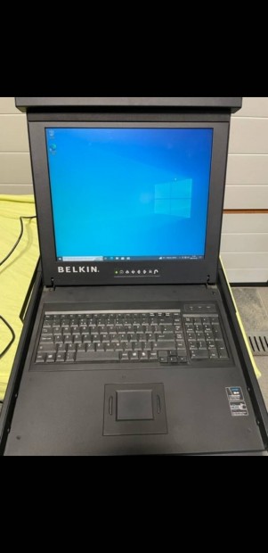Belkin 17"-os LCD Rack Monitor 8 portos KVM-switchel