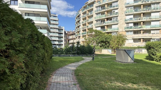 Bels� kertre n�z�, 82 m2-es, Angyalf�ldi lak�s gar�zzsal �s t�rol�val