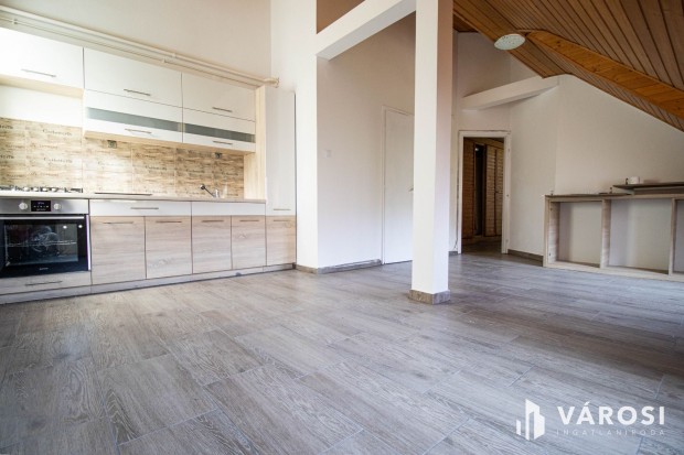 Bels� udvaron l�v� Iroda elad� Gy�r belv�rosban