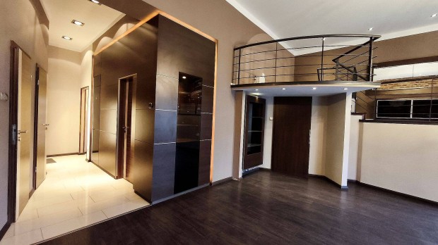 Bels��p�t�sz �ltal �talak�tott 3 szob�s polg�ri t�pus�, 1.em-i lak�s