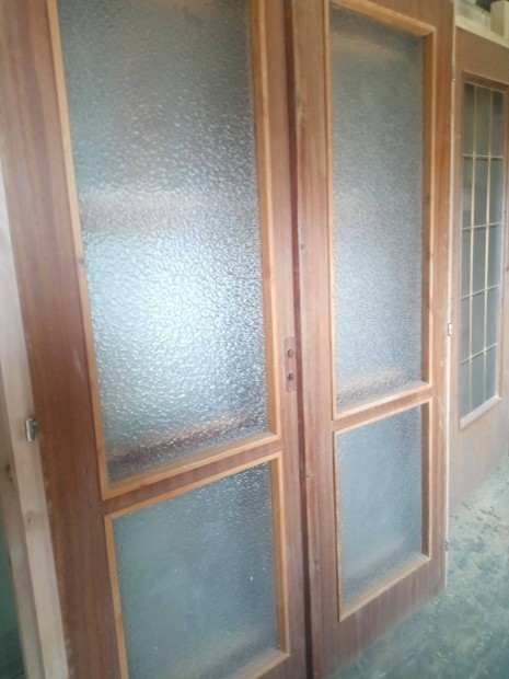 Belt�ri ajt� 2 db 145*210 m�retben �j tokkal kem�nyfa k�sz�bbel elad�!