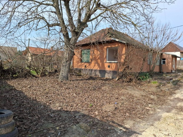 Belter�leti telek, bontand� csal�di h�zzal, Mend�n elad�!