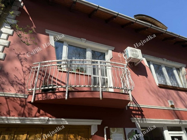 Belv�ros Batthy�ny utca 44 nm-es lak�s, bels� udvari aut�be�ll�val