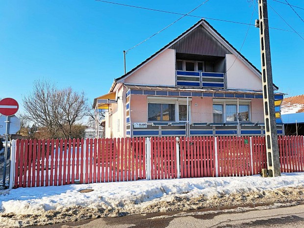 Belv�ros k�zel�ben t�gla falazat� csal�di h�z elad�