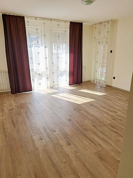 Belv�ros k�zel�ben �res lak�s Kiad�!