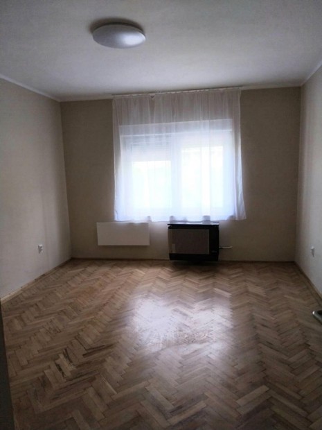 Belváros közeli 80 m2-es lakóház irodának kiadó! Jó ár/érték arány!