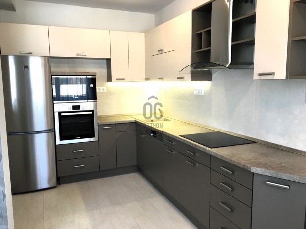 Belv�ros k�zeli, �jszer�, energiatakar�kos, napelemes, h�szivatty�s, 7