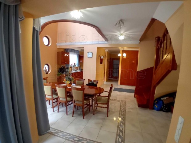 Belv�ros-k�zeli csal�di h�z Si�fokon