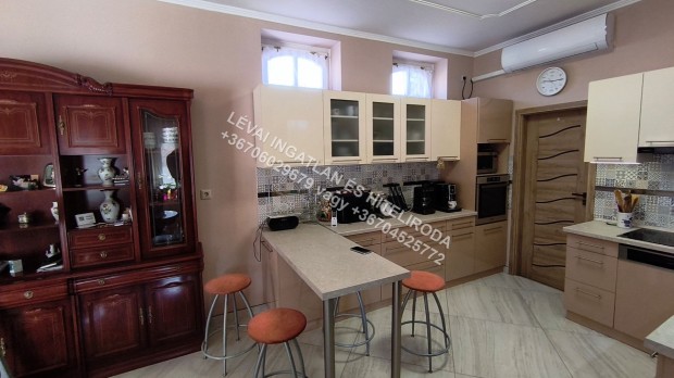 Belv�ros k�zeli csal�di h�z elad� B�k�scsab�n, t�bb gar�zzsal,