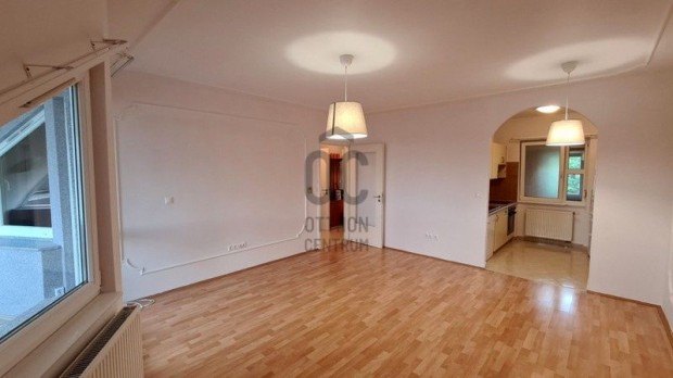 Belv�ros k�zeli lak�s kiad�