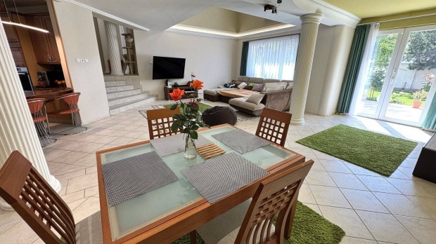 Belv�rosban 278 nm-es 5 szoba-nappalis egyedi ikerh�z elad�