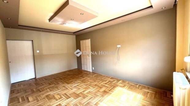 Belv�rosban 3 szob�s, b�torozatlan lak�s KIAD�!