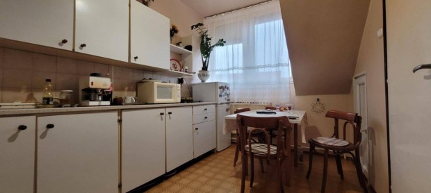 Belv�rosban 4. emeleti 3 szob�s lak�s elad�