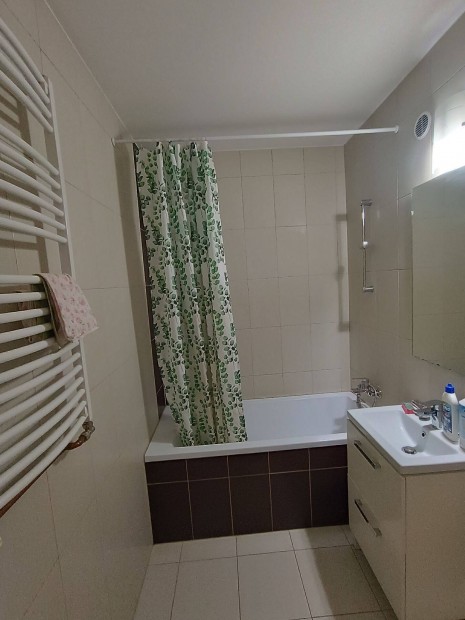 Belv�rosban 50 m2-es, 2 szob�s erk�lyes b�torozott lak�s kiad�