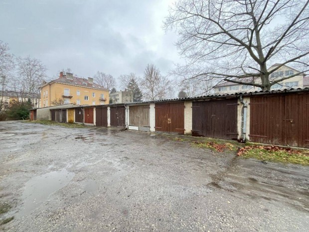Belvárosban Hunyadi Utcában Garázs Eladó