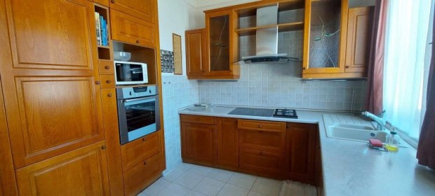 Belv�rosban, 86nm-es lak�s kiad�.