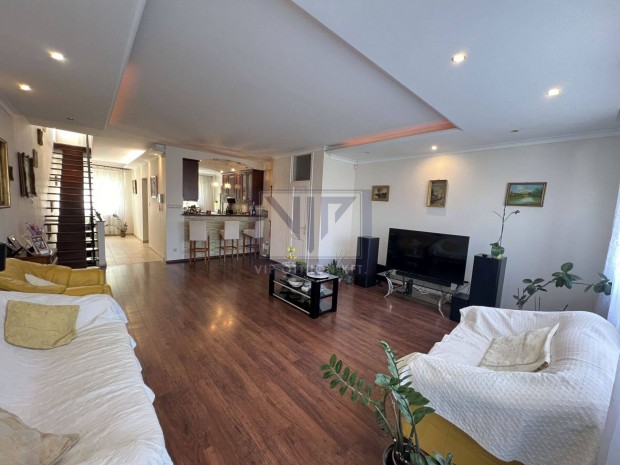 Belv�rosban ak�r t�bb gener�ci� egy�tt�l�s�re alkalmas sorh�z elad�!