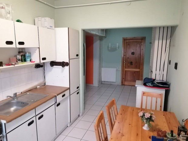 Belv�rosban els� emeleti k�t szob�s lak�s elad�