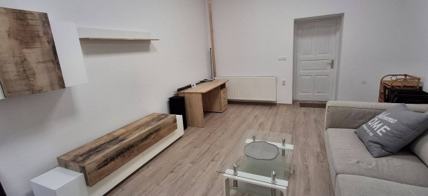 Belv�rosban f�ldszinten fel�j�tott 1szob�s 50 nm-s g�zk�zpont. kiad�