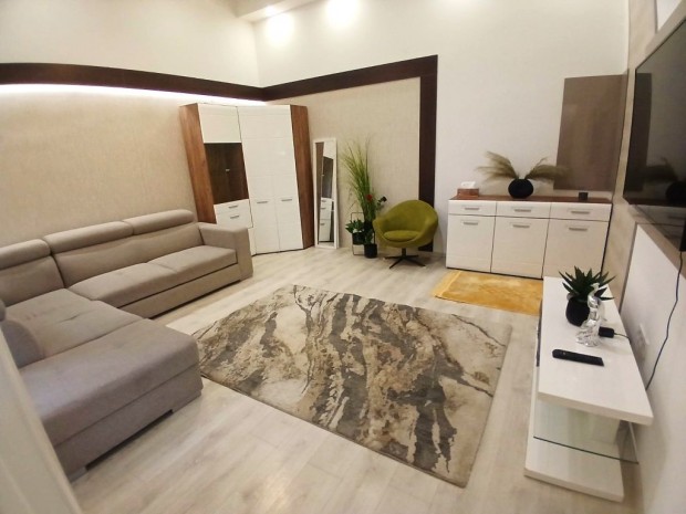 Belv�rosban modern, nappali+2 szob�s lak�s kiad�