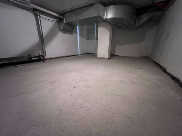 Belv�rosban t�rol� elad�!