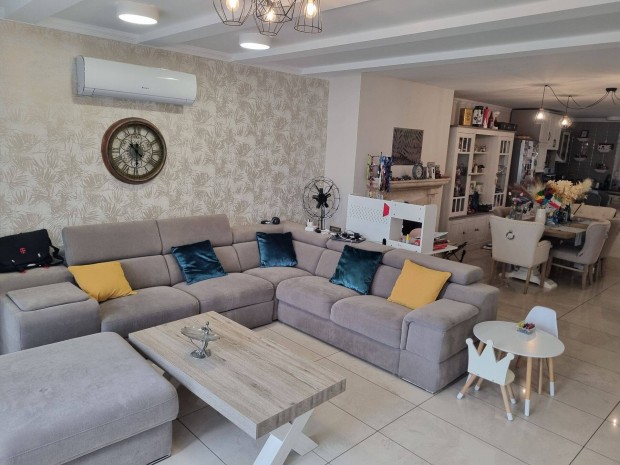 Belv�roshoz k�zel fel�j�tott csal�di h�z elad�