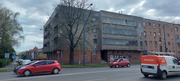 Belv�roshoz k�zel sz�p k�tszob�s lak�s �r alatt !