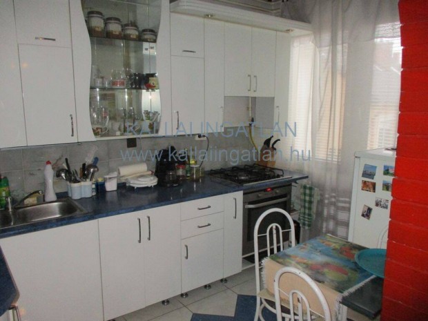 Belv�rosi 120 nm-s bels� szintes lak�s gar�zzsal egy�tt elad�!