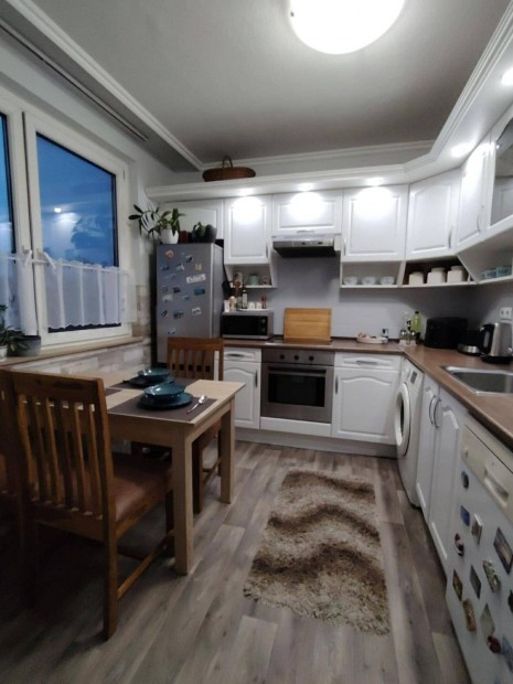 Belv�rosi 3. emeleti sz�p lak�s elad�