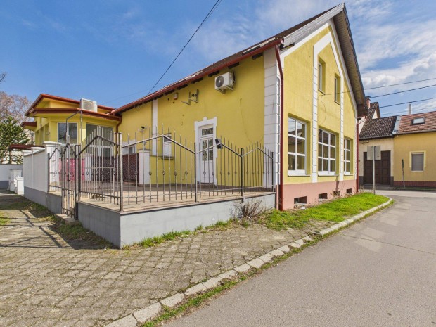 Belv�rosi 3 szintes vend�gl�t� ingatlan Debrecenben