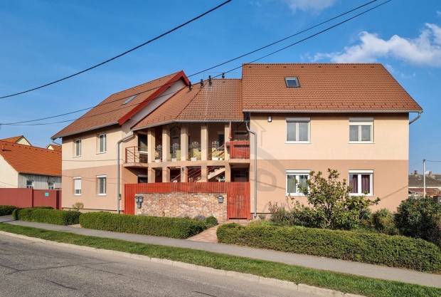 Belv�rosi 4 szoba + 2 nappalis lak�s, z�rt parkol�val!