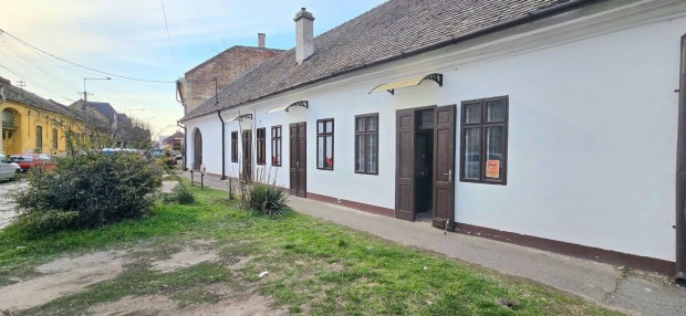 Belv�rosi 58 m-es �zlethelyis�g Elad� Nagyk�r�s�n, a De�k t�r mellett!