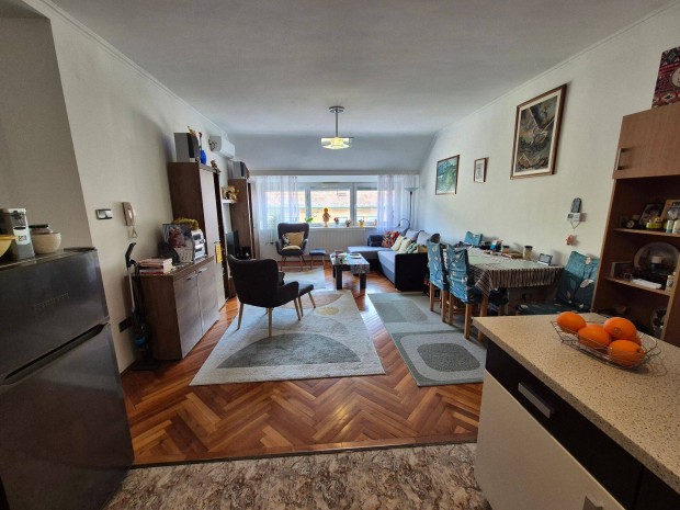 Belv�rosi 90 nm, fel�j�tott, nappali+ 2 szob�s t�lgla lak�s loggiaval