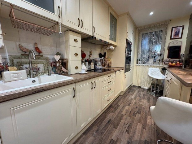 Belv�rosi Fel�j�tott 2 Szob�s, Kertkapcsolatos Lak�s Elad�!!!