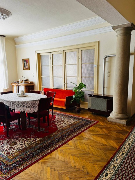 Belv�rosi, Duna k�zeli csal�di h�z R�ckev�n