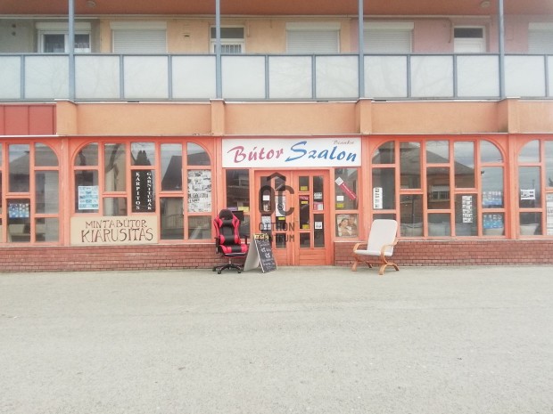 Belv�rosi, forgalmas, utcafronti port�llal rendelkez� �zlet