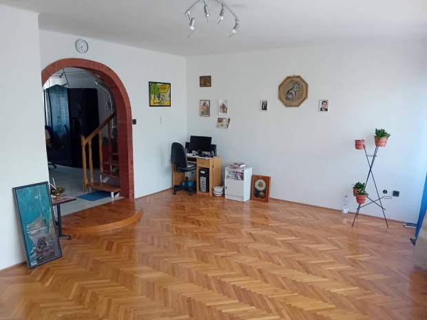 Belvárosi, kétszintes téglalakás garázzsal azonnal költözhető!