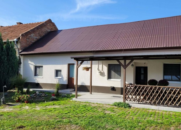 Belv�rosi, teraszos lak�s (h�zr�sz) nagy t�rol�val elad� B�k�scsab�n!