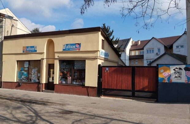 Belv�rosi, utcafrontos �zlet, j� parkol�si lehet�s�ggel kiad�!