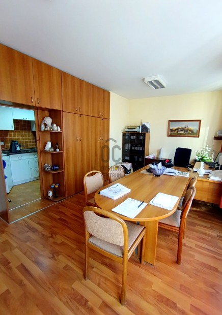 Belv�rosi, vil�gos laks/ irodahelyis�g kiad�  ak�r  lakhatsi, �gyv�