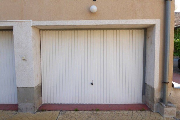 Belv�rosi, z�rt udvari, �n�ll� 17 m2-es gar�zs kiad�, t�rol�nak is