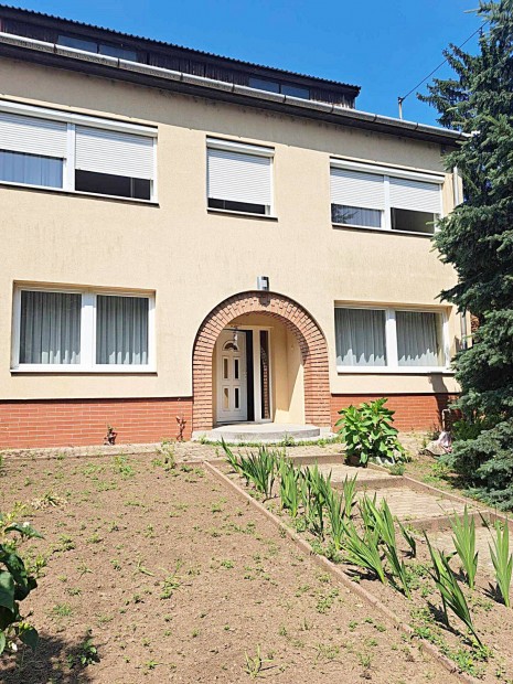 Belv�rosi csal�di h�z Elad�!