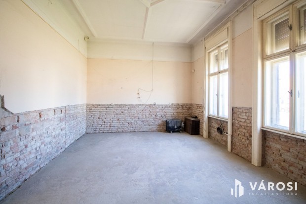 Belv�rosi �p�let mell�k�p�lettel �s gar�zsokkal